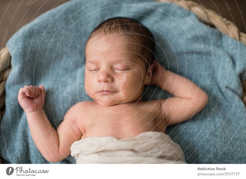 Kleinkind schläft auf Decke im Korb Baby schlafen heimwärts Weide friedlich neugeboren Lügen weich Stock unschuldig Säugling Kind träumen bezaubernd