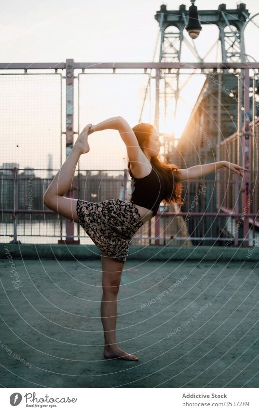 Ruhige Frau beim Yoga auf der Brücke üben Stadtbild beweglich Asana Herr des Tanzes Pose ruhig Großstadt urban Landschaft lässig Outfit Rock Übung Natarajasana