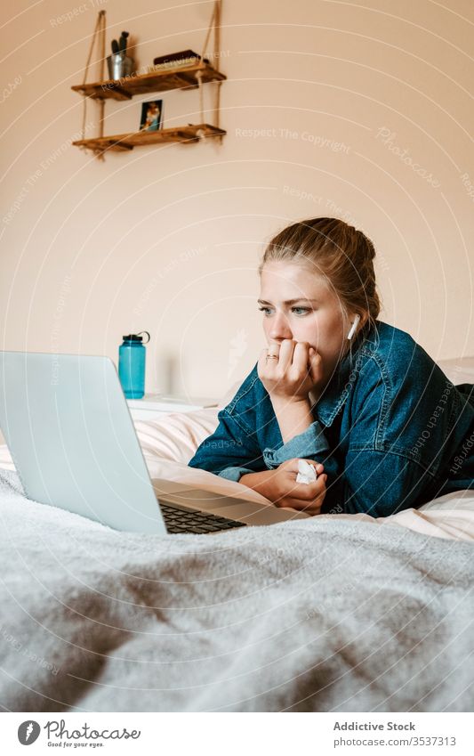 Frau schaut einen Film bei einem heißen Getränk und mit einem Laptop weinen Gesichtspapier Tränen traurig verärgert heimwärts benutzend Bett zuschauen