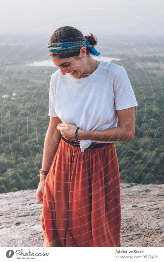 Friedliche Hipsterin bei Sonnenuntergang im Hochland Frau reisen friedlich malerisch bewundern Landschaft Urlaub Sigiriya Sri Lanka ruhig Gelassenheit
