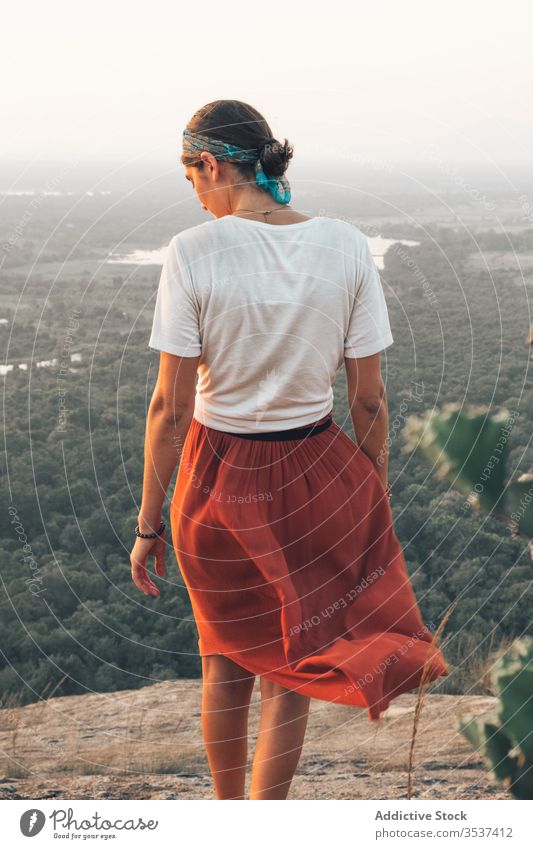 Friedliche Hipsterin bei Sonnenuntergang im Hochland Frau reisen friedlich malerisch bewundern Landschaft Urlaub Sigiriya Sri Lanka ruhig Gelassenheit