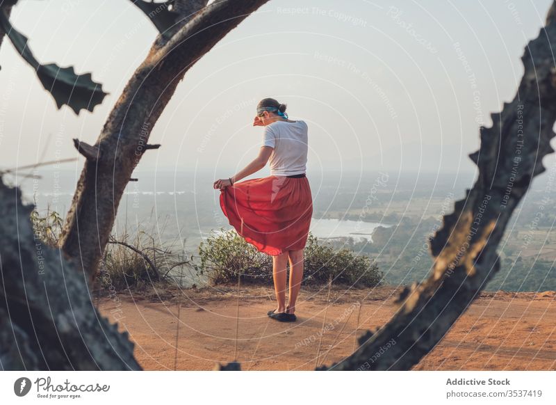 Hipsterin am Aussichtspunkt auf dem Hügel Frau reisen Sonnenuntergang Deckblatt genießen Fernweh Abenteuer Sigiriya Sri Lanka lässig T-Shirt Rock stehen Sand
