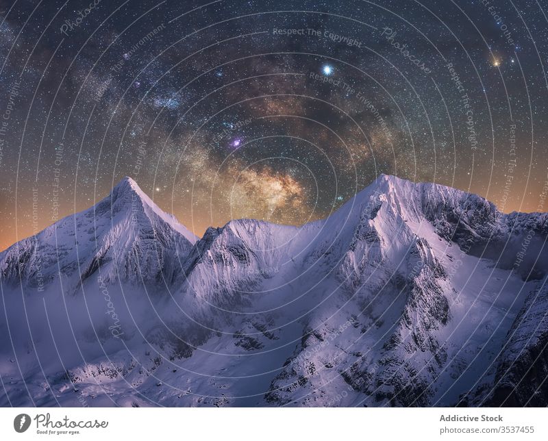 Schneebedeckte Berggipfel und Sternenhimmel im Winter erstaunlich Berge u. Gebirge Nacht kalt sternenklar Himmel unglaublich Landschaft malerisch dunkel Felsen