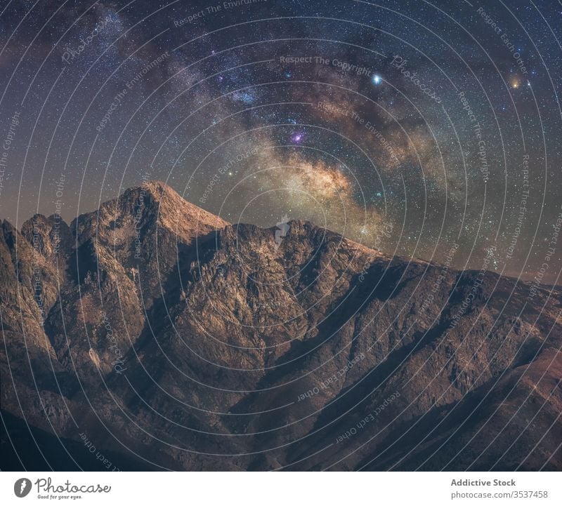 Berge in der Nacht hell Atmosphäre Schmuckkörbchen reisen Himmel Hügel Hintergrund im Freien Glanz Galaxie Gipfel märchenhaft Klippe Fee Stern Cluster funkeln