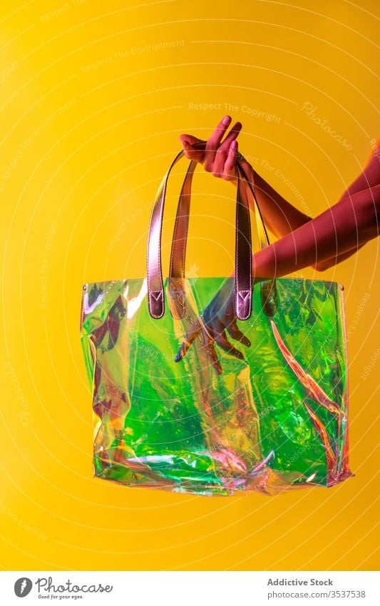 Nutzpflanzenfrau mit stilvoller Plastikhandtasche Frau Handtasche Kunststoff Stil durchsichtig Tasche kreativ farbenfroh Mode Accessoire Konzept pulsierend