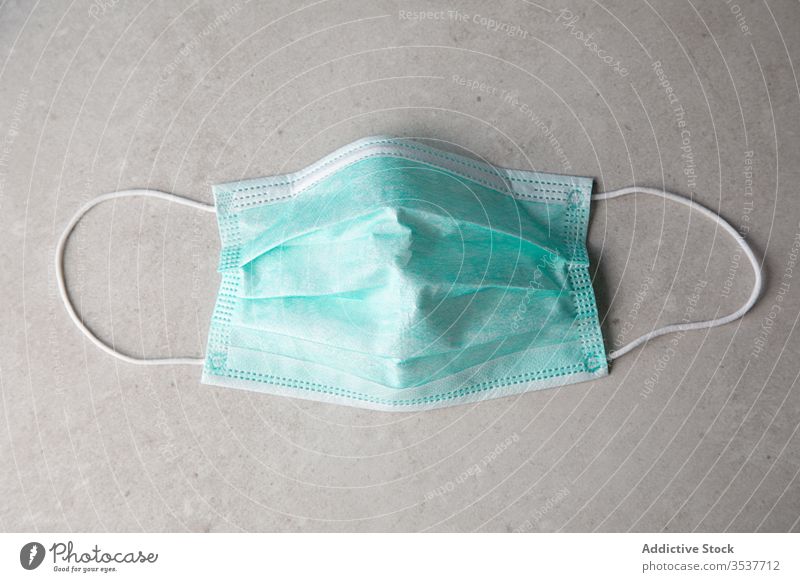 Schutzmaske auf dem Tisch im medizinischen Raum Mundschutz Gesichtsmaske behüten Bund 19 Seuche Coronavirus Krankenhaus Einwegartikel chirurgisch Material