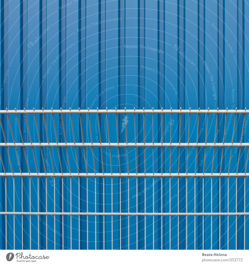 grafisch / Ordnungsliebe Haus Arbeitsplatz Dienstleistungsgewerbe Umwelt Industrieanlage Fabrik Mauer Wand laufen ästhetisch außergewöhnlich blau silber Kraft