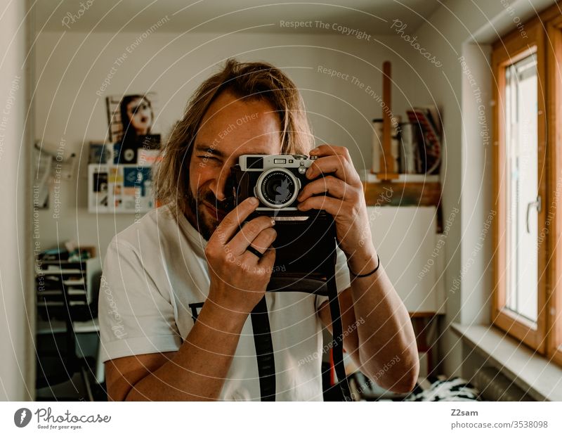 Selfie Fotograf fotografie Selbstporträt spiegel kamera retro braun sportlich lange haare Mann Bart zuhause Atelier