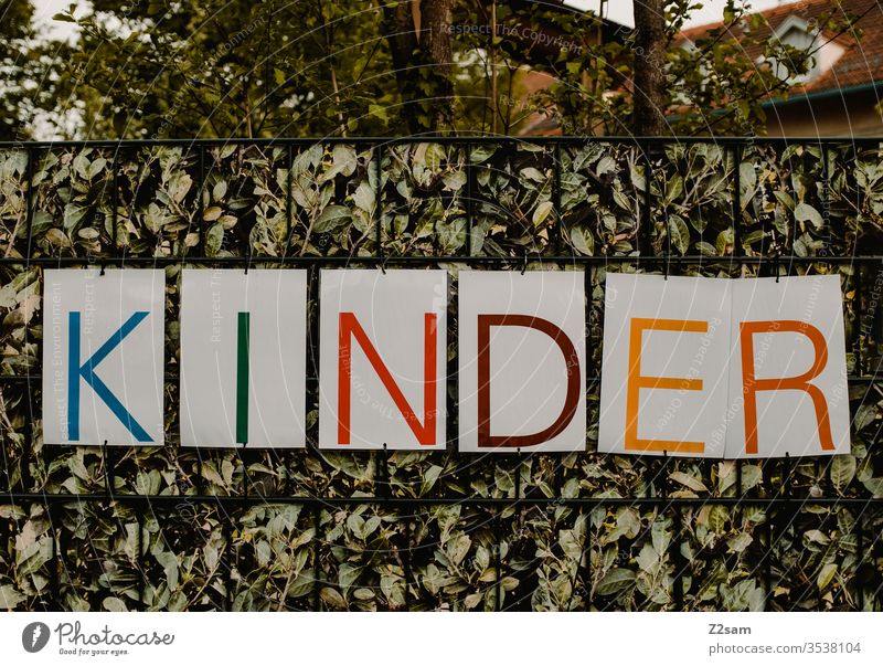 KINDER Kinder schild basteln Kindergarten Natur zeichen Buchstaben lesen abc Farbe zaun kindergrippe erziehung Spass Korkenzieher Würze Grün plakativ