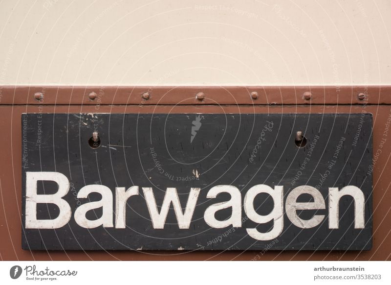 Schild von Barwagen einer alten Eisenbahn aufschrift barwagen beige braun schild schwarz tafel trinken verpflegung wagon zug zugabteil eisenbahn Eisenbahnwaggon
