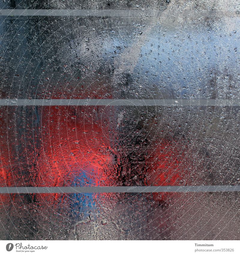 Trennscheibe. Öffentlicher Personennahverkehr Bahnfahren Trennwand Fensterscheibe Glas ästhetisch frisch blau grau rot Gefühle Linie Tropfen Regenwasser