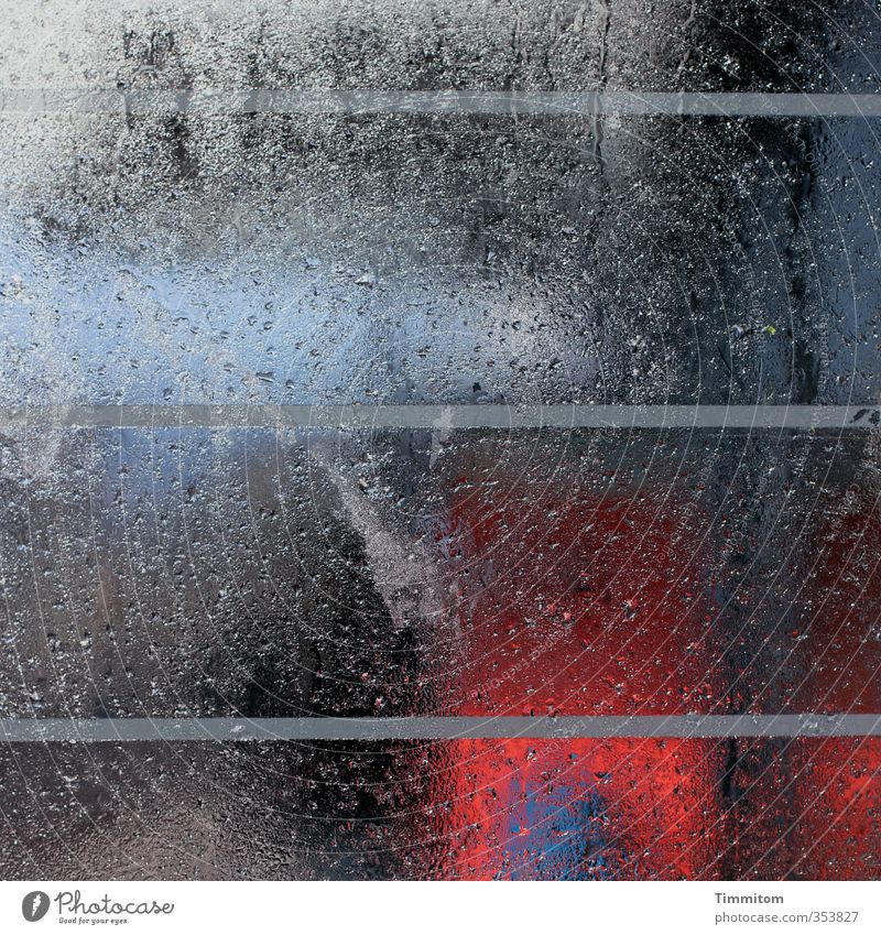 Nass. Öffentlicher Personennahverkehr Fensterscheibe Linie Streifen Wassertropfen Regenwasser Fleck Wartehäuschen Glas Blick dunkel einfach nass blau grau rot