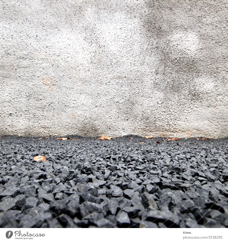 jede Menge Kohle | wörtlich genommen Platz verwirrung haufen kohle lager wand kohlelager heizmaterial stein beton durcheinander schwarz heizstoff brennwert