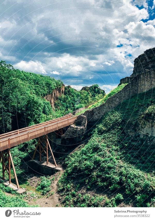 Restaurierte Brücke als Zugang zu einer Burgruine Holz Holzbrücke Restauration Baden-Württemberg Deutschland düster Sommer Sommertag wandern erkunden