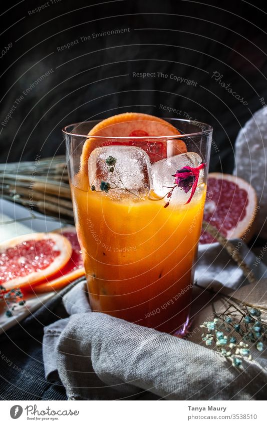 Frisches Glas Grapefruitsaft Zitrusfrüchte Orangensaft frisch gepflückt Vitamin C saftig Blutorange Vegane Ernährung Getränk Saft Sommer Foodfotografie