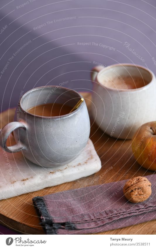 Zwei Tassen Chaï-Tee auf einem Holzbrett Löffel Tageslicht Café Koffein gebraut Kaffee aromatisch Nahaufnahme Getränk Kaffeetasse Heißgetränk Kaffeetrinken