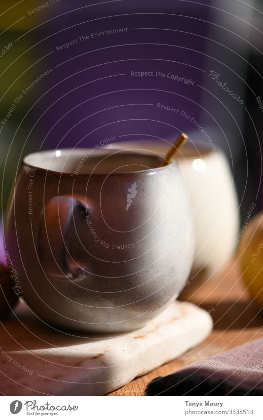 Nahaufnahme eines weißen Keramikbechers im Tageslicht Tasse Löffel Café Koffein gebraut Kaffee aromatisch Getränk Kaffeetasse Heißgetränk Kaffeetrinken