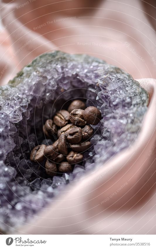 Nahaufnahme einer Amethyst-Geode mit Kaffeebohnen im Inneren Gemmologie Mineraliensammlung alternative Heilung geistig Geologen Mineralogie Amethyst-Phantom