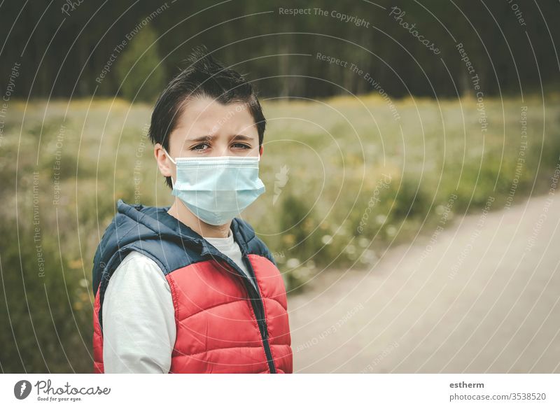 Coronavirus,trauriges Kind mit medizinischer Maske Virus Seuche Pandemie nachdenklich Quarantäne covid-19 Symptom Medizin Gesundheit Tod behüten Mundschutz