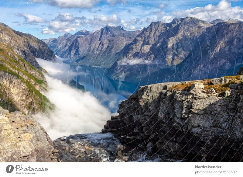 Mardalsfossen über grandioser Landschaft Ein Fluss wird zum Wasserfall Fjord Gebirge Norwegen Felsen Berg Berge Bergkette schroff bizarr hoch Nebel Wolken Dunst