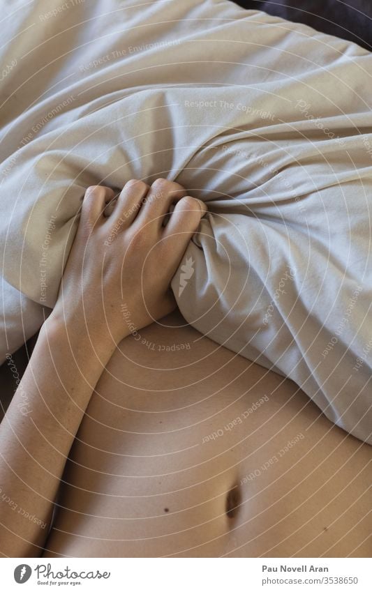 Handzeichen Orgasmus einer Frau auf weissem Bett , Hand einer Frau, die in Ekstase an weissen Laken zieht Sex Vergnügen sexy Körper Schot sexuell Begierde