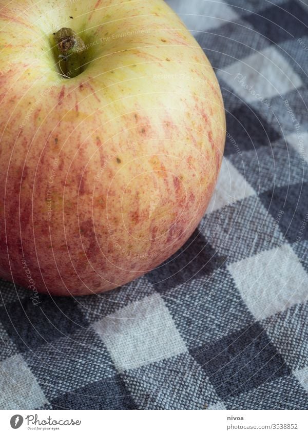 Nahaufnahme eines Apfels Detailaufnahme Frucht Vitamine Küche Küchentuch Ernährung Farbfoto Gesundheit frisch lecker Lebensmittel Vegetarische Ernährung Diät