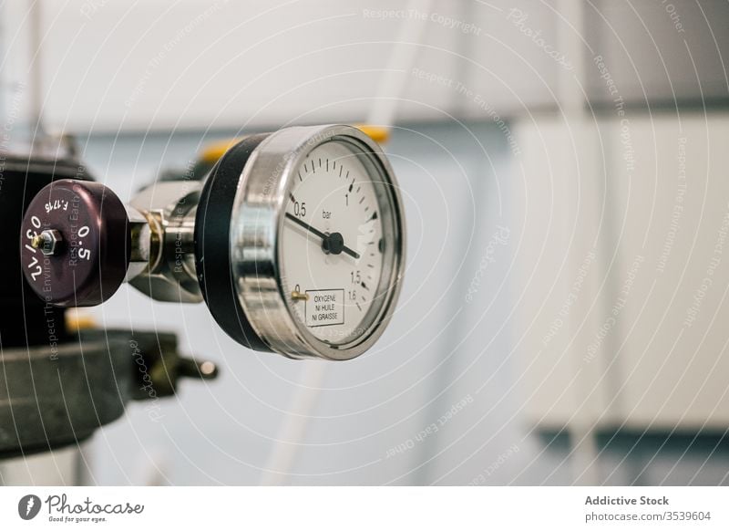 Metallmanometer mit Pfeil und Zifferblatt Manometer Druck Messgerät medizinisch Instrument Gerät Instrumentenpfeil Druckversorgung gage Tensiometer