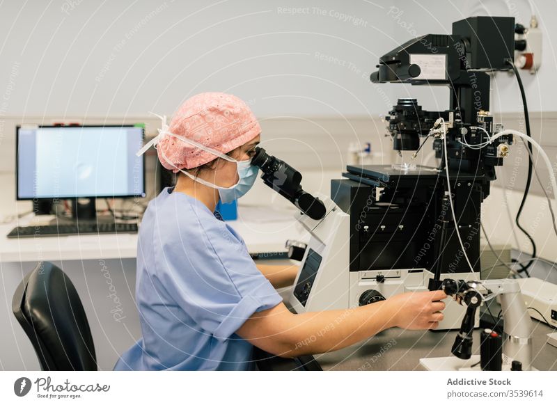 Weibliche Ärztin befruchtet Eizelle im Labor Arzt fruchtbar Klinik Embryo Linse Prozess Maschine Manipulator modern steril professionell Werkzeug Krankenhaus