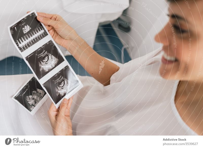 Schwangere Frau bei der Ultraschalluntersuchung Sonogramm Scan untersuchen Klinik fruchtbar sitzen Stuhl Station Schwangerschaft geduldig modern Bild schwanger