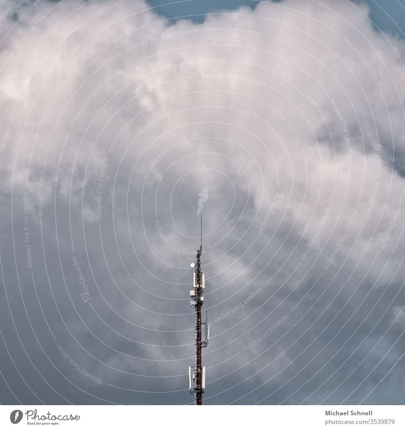 Sendemast vor mächtigen Wolken Sender Himmel blau Antenne Technik & Technologie Telekommunikation Menschenleer Farbfoto Kommunizieren senden Textfreiraum oben