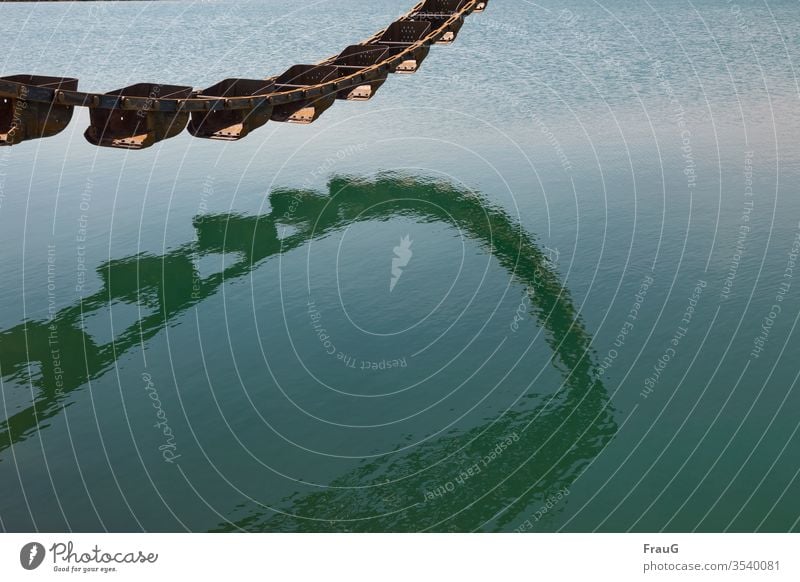 Schaufelkette spiegelt sich im Wasser See Wasseroberfläche Reflexion & Spiegelung Wasserspiegelung Schaufelradbagger Bergbau Kiesgrube Kiesabbau Baggersee