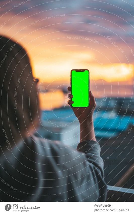 Frau hält ein Smartphone auf einem grünen Bildschirm Telefon Foto Fotografie Fotografieren Hand Technik & Technologie Schuss klug benutzend Mobile Handy unter
