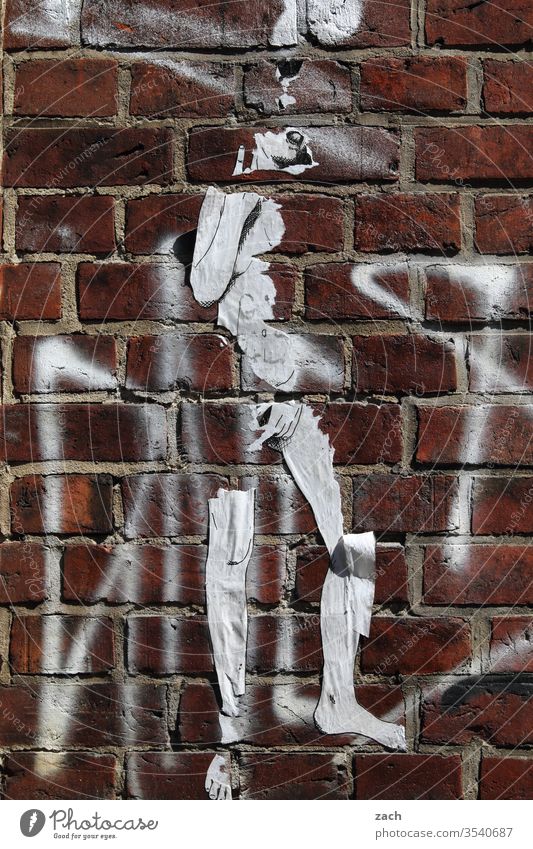 Backsteinfassade mit dem Umriss einer Figur Mauer Wand Stein Strukturen & Formen rot Fassade alt Graffiti Kunst Verfall Schablone Mensch Umrisslinie kaputt