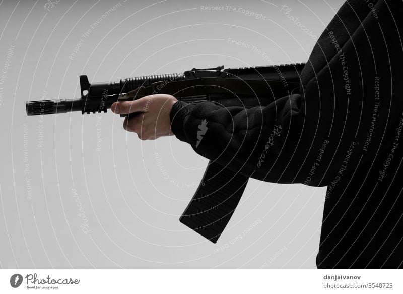 Mann in Maske mit Pistole auf weißem Hintergrund Waffe Hand Gewehr Militär Schießen vereinzelt Gefahr Verbrechen schwarz Armee Soldat schießen Krieg Ziel Gewalt