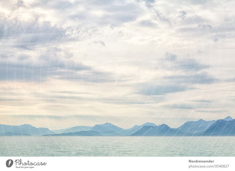 Land in Sicht Meer Ozean Berge Küste Norwegen Weite blau Hintergrund Gipfel Bergkette Gebirge Wandbild Naturschönheit Sonne Sommer Urlaub Wasser Wellen