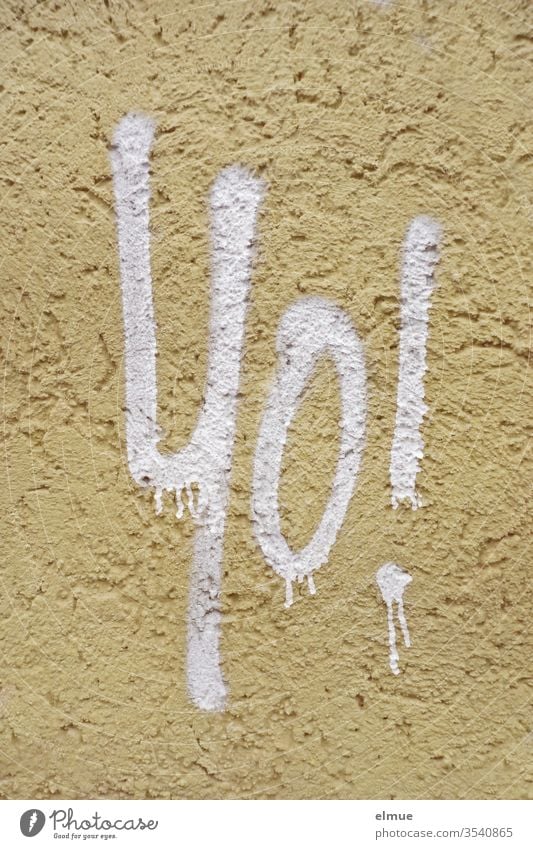 Text "Yo !" mit weißer, verlaufender Schrift auf grob verputzter Wand Zustimmung Gruß Jargon Jugendsprache englisch Putz Ansage Wort Fassade Haus