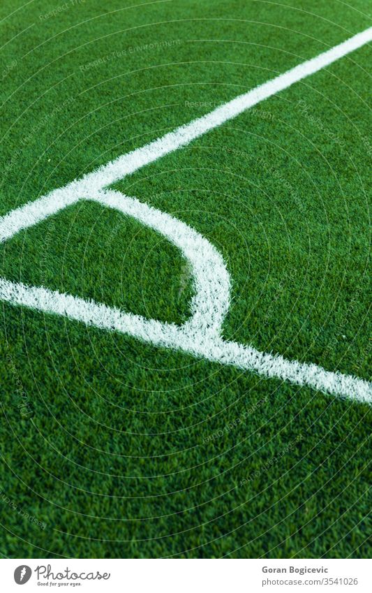 Fussballplatzecke mit weissen Markierungen Winkel Gegend Hintergrund Borte Nahaufnahme Konkurrenz Eckstoß Feld Fußball Spiel Gras grün Boden Rasen Linie