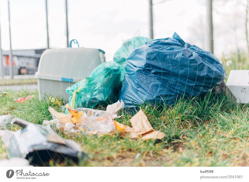 wilde Müllablage am Straßenrad Abfall Müllentsorgung Umwelt dreckig wegwerfen rücksichtslosigkeit Wegwerfgesellschaft Umweltzerstörung wegwerfgesellschaft