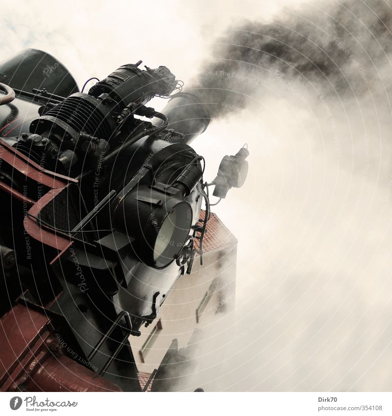 Steam Power Fahrzeug Schienenverkehr Bahnfahren Eisenbahn Lokomotive Dampflokomotive Personenzug Metall Rauchen authentisch bedrohlich dunkel historisch stark