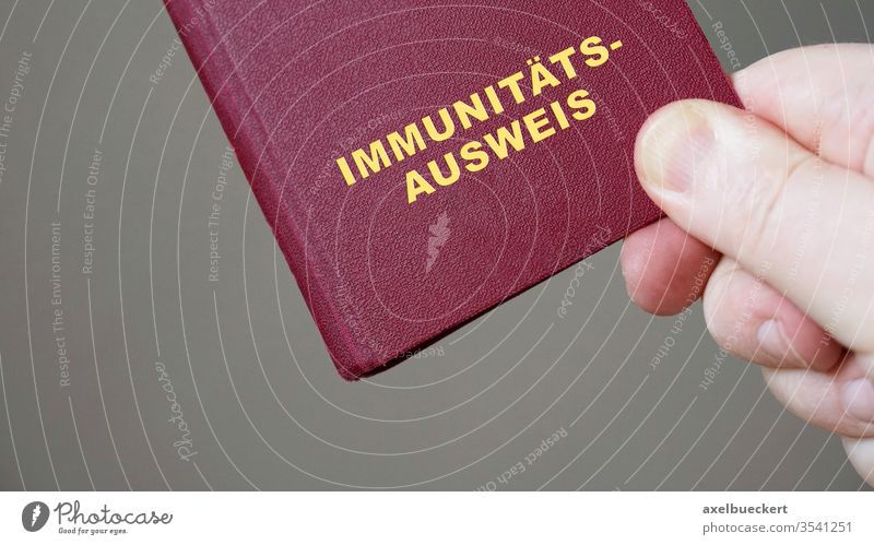 Hand hält Immunitätsausweis immunitätsausweis immunitätspass corona covid-19 Coronavirus Reisepass Pass reisen Deutschland Impfung Pandemie Urlaub Tourismus