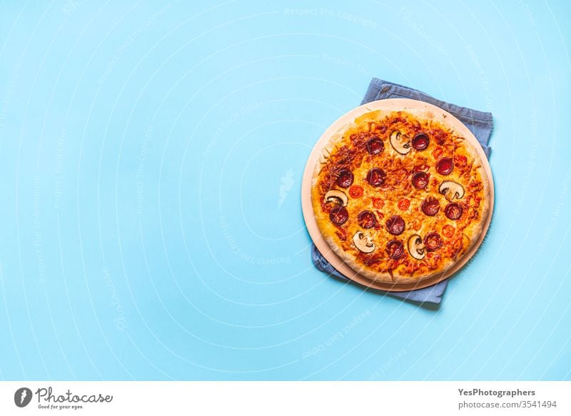 Pizza-Peperoni scharf aus dem Ofen. Hausgemachte Pizza Italienisch obere Ansicht Kunstgewerbler authentisch gebacken Blauer Hintergrund Käse Fertiggerichte