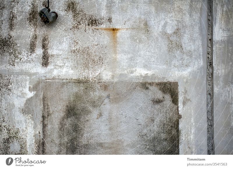 Wand im Hafengebiet mit Spuren der Zeit Beton alt Linien Fugen Rost Schmutz Kabel lose Strukturen & Formen grau Mauer Außenaufnahme Menschenleer Farbfoto