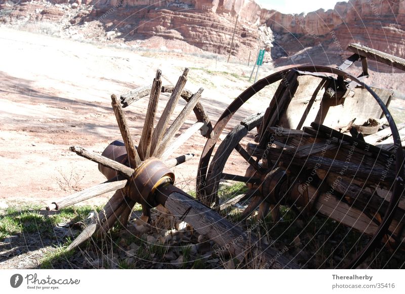 kaputte Wagenräder Holz Pferdekutsche historisch Wüste