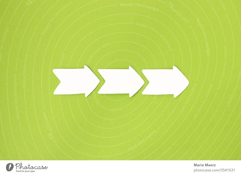 Weiter geht's | Drei Pfeile aus Papier zeigen nach rechts auf hellgrünem Hintergrund Erfolg Zeichen positiv Wege & Pfade Ziel Wirtschaft Zukunft