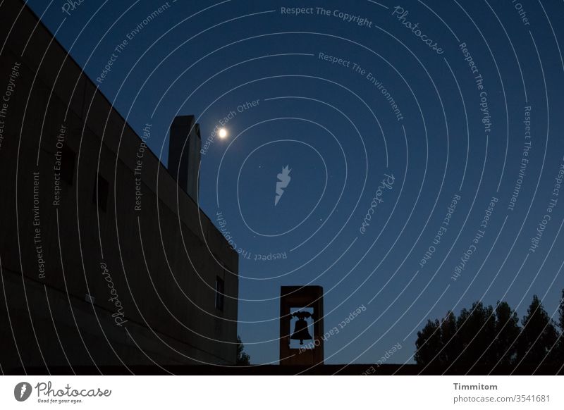 Eine ruhige Mondnacht im Kloster Nacht dunkel Gebäude Glockenturm Bäume blau schwarz Ruhe Himmel Licht mystisch Religion & Glaube Frankreich