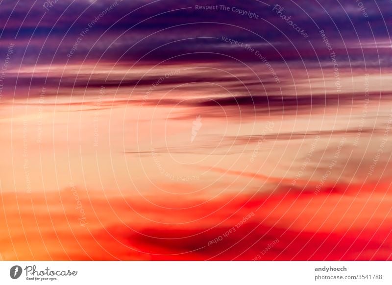 Ein geteilter Himmel in Violett und Rot abstrakt Kunst Kunstwerk Hintergrund Hintergründe schön Schönheit Schönheit in der Natur hell Teppich Cloud Wolken