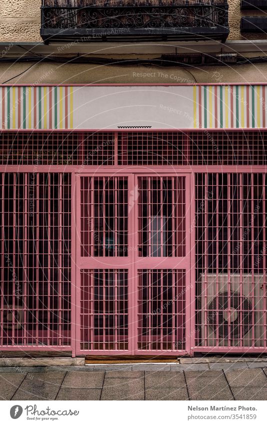 Rosa Textur einer Tür mit Linien und Formen. rosa Straße Farbe Design Hintergrund Garage Streifen