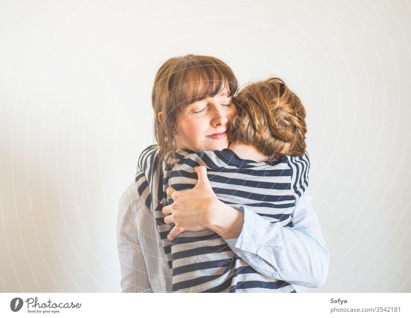 Junge Mutter und Kind umarmen sich. Tag der Mütter Mama Eltern Muttertag Frau Lifestyle umarmend Liebe Sohn Zusammensein Familie Emotion Gefühle Gesicht Auge