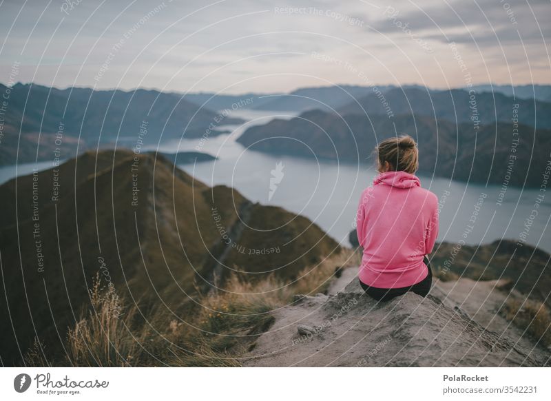 #As# Ausblick ausblick ausblick genießen Fernweh weitsichtig Weitsicht Berge u. Gebirge Gipfel Neuseeland Neuseeland Landschaft Roys Peak Wanaka sitzen Frau