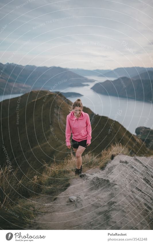 #As# hoch hinaus Ferien & Urlaub & Reisen Außenaufnahme Landschaft Natur reisen Frau Abenteuer Ausflug Reisefotografie sitzen Wanaka Roys Peak Neuseeland
